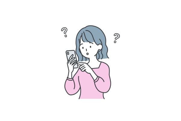 スマホを見ながら疑問を持つ女性